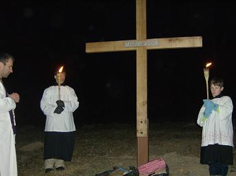 stavění mis. kříže v Rychnově